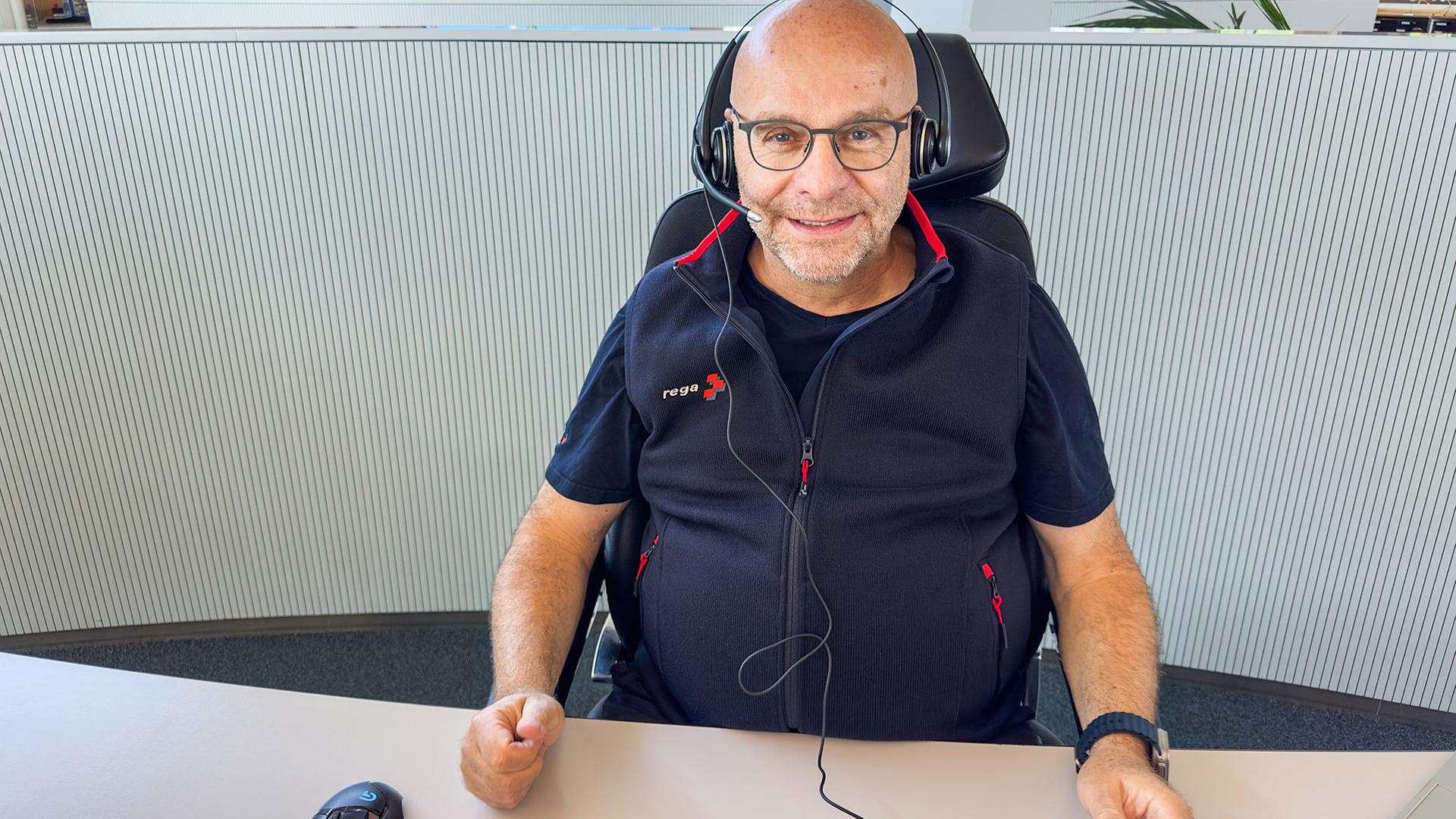 Peter Salzgeber arbeitet seit 14 Jahren als Calltaker bei der Rega.