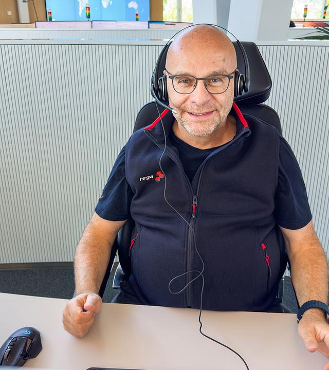 Peter Salzgeber arbeitet seit 14 Jahren als Calltaker bei der Rega.