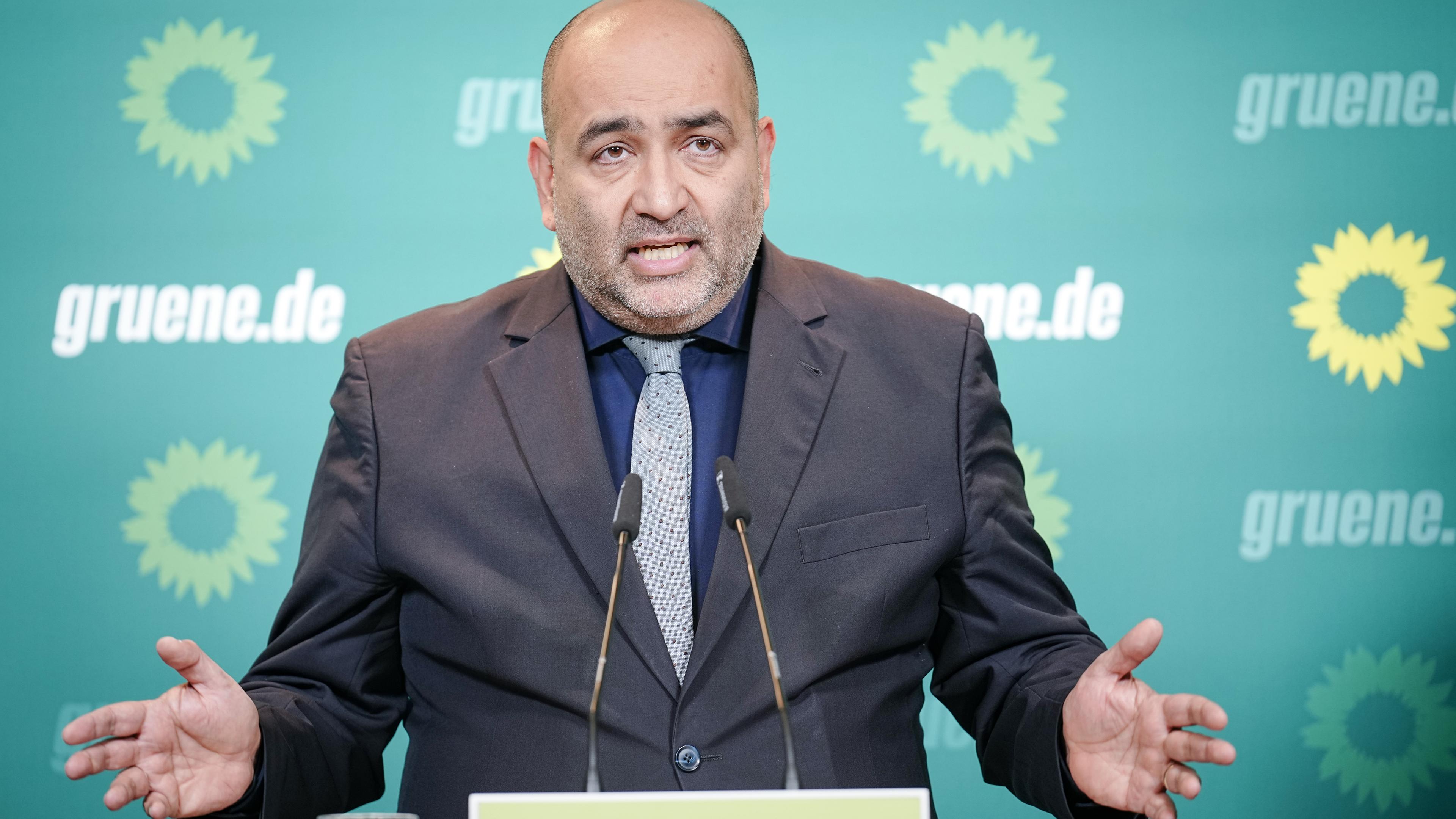Grünen-Bundesvorsitzender Omid Nouripour während einer Pressekonferenz in Berlin.