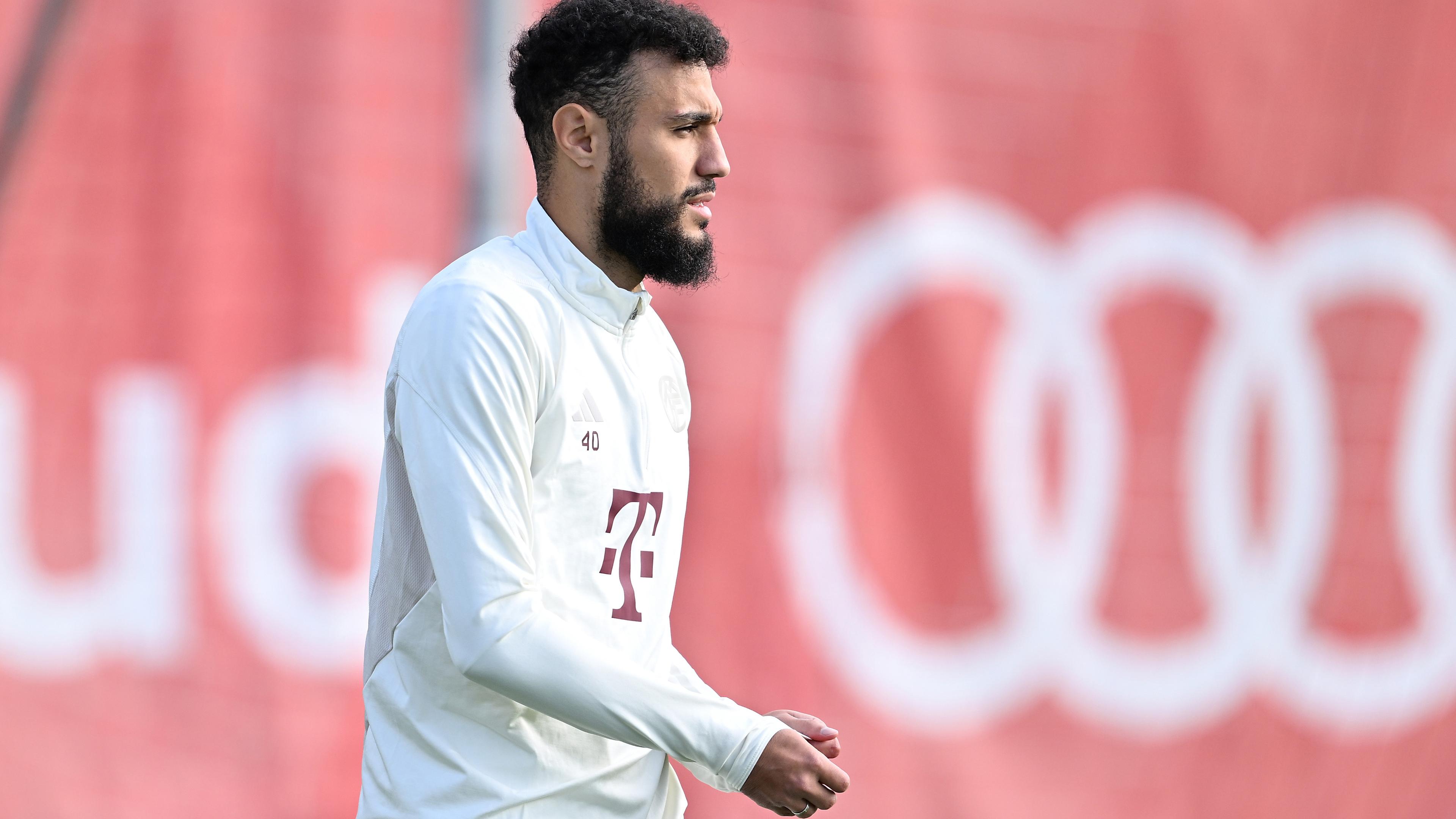 Bayern, München: Noussair Mazraoui kommt zu einer Trainingseinheit des FC Bayern München auf den Platz.