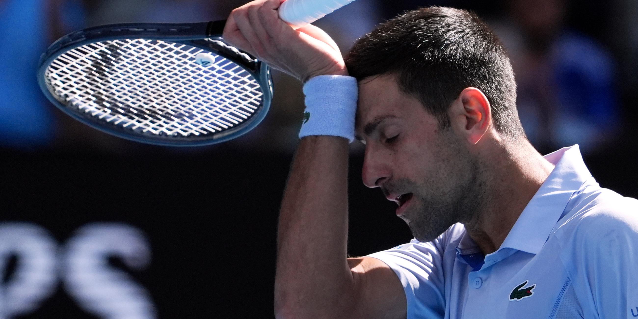 Novak Djokovic wischt sich während seines Halbfinalspiels den Schweiß aus dem Gesicht am 26.01.2024.