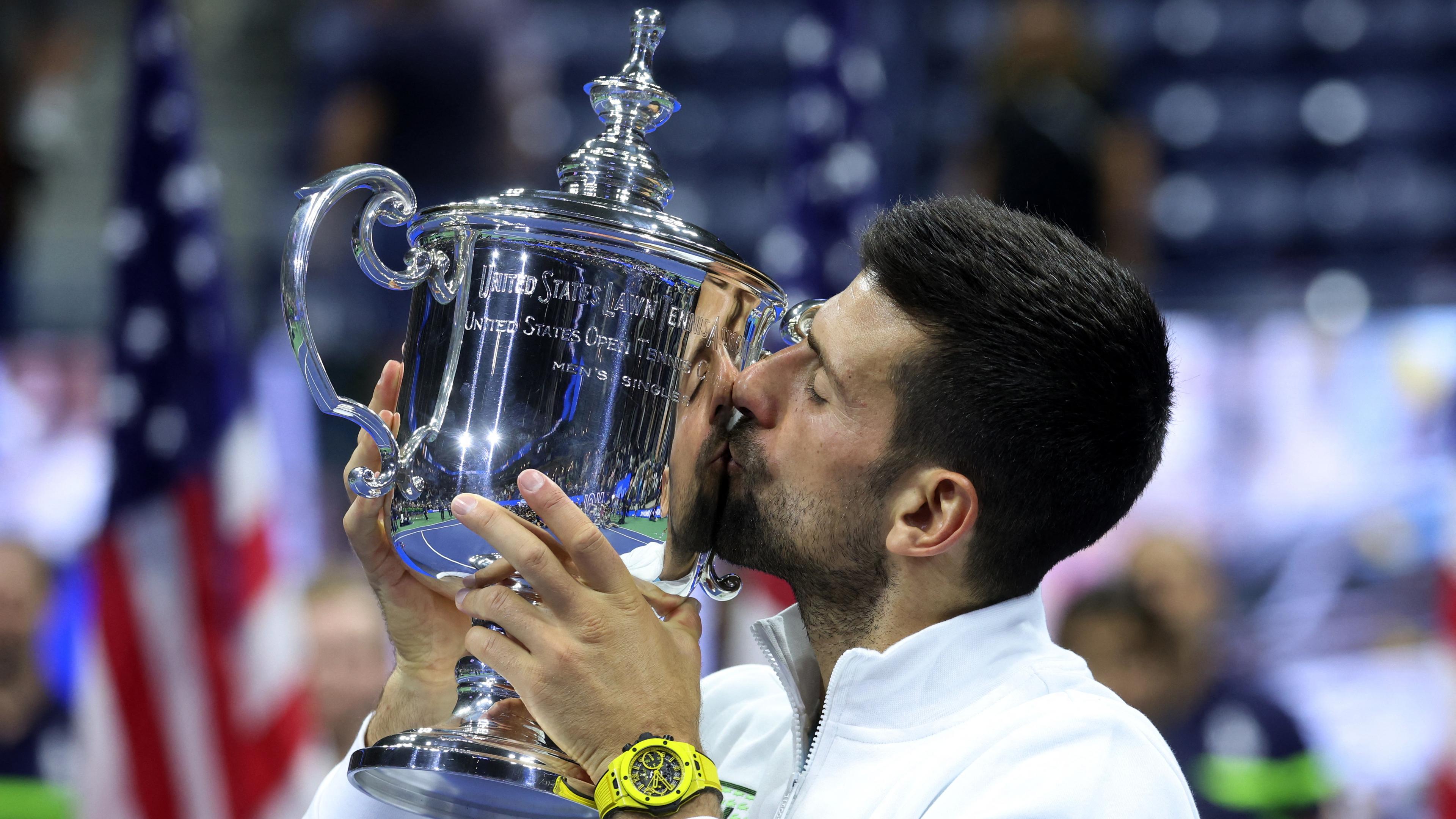 Bei den US Open: Novak Djokovic küsst den silbernen Pokal in seinen Händen
