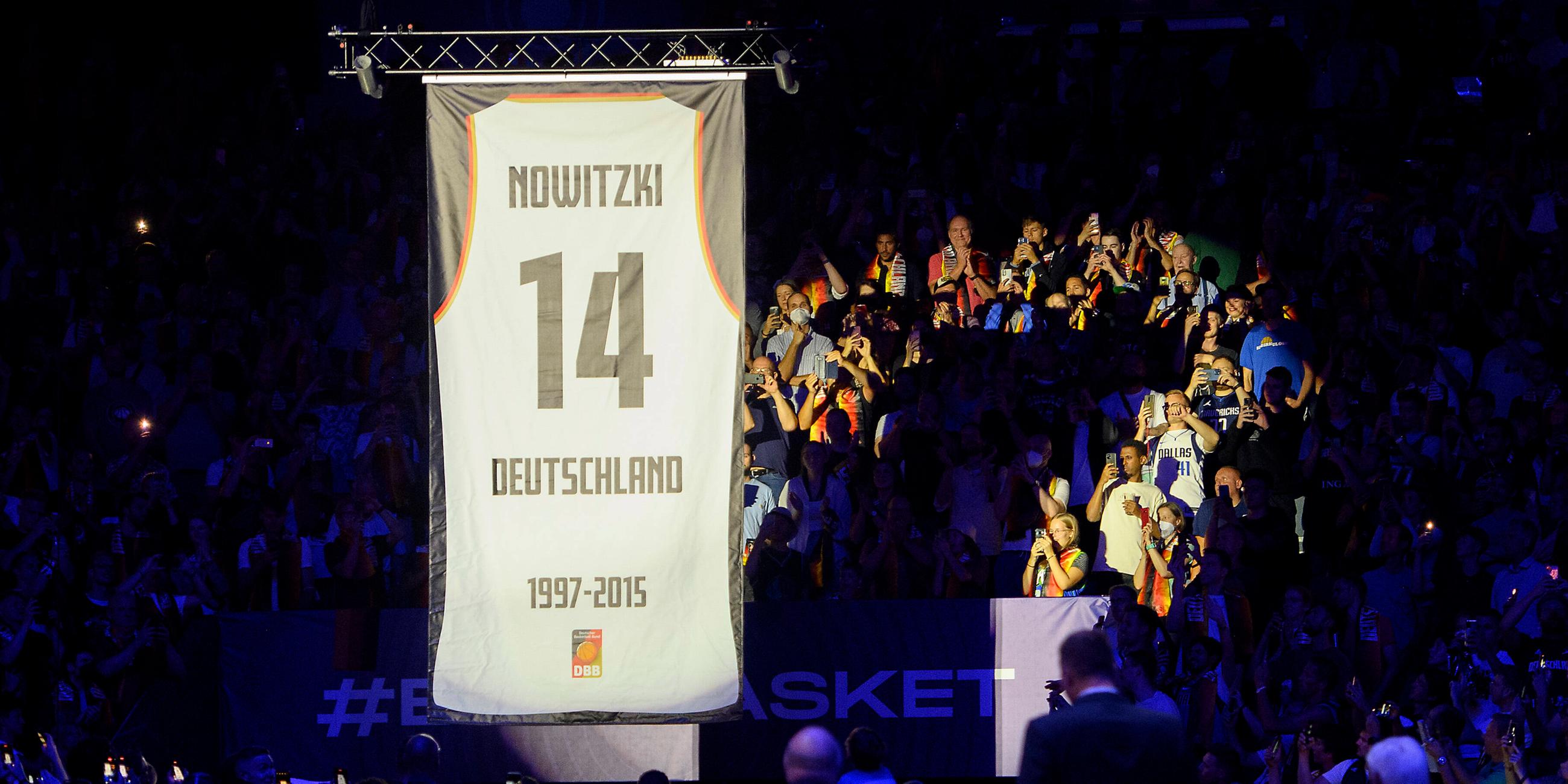 Dirk Nowitzkis Nummer 14 wird unter das Hallendach der Köln Arena gezogen.