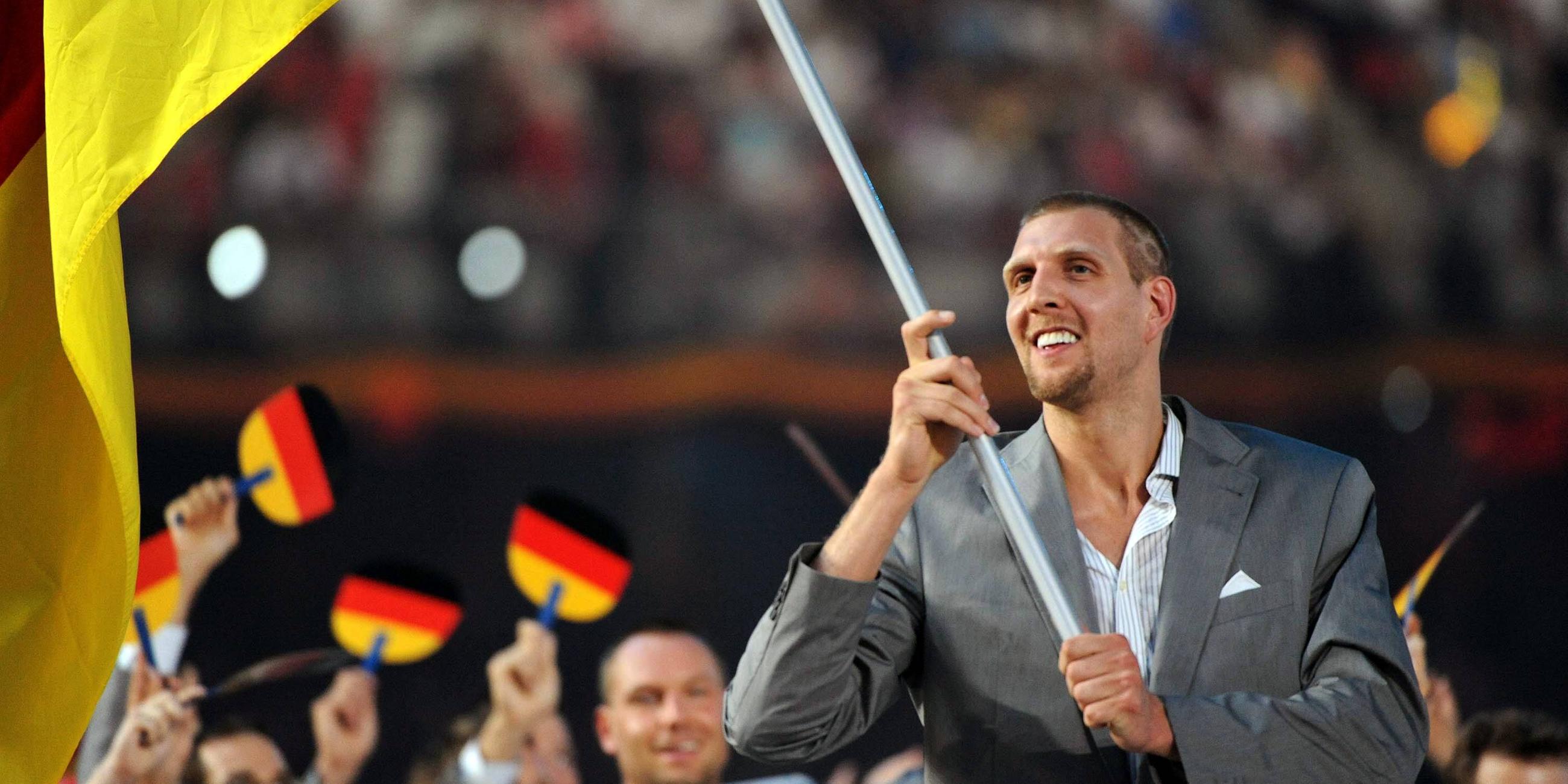Dirk Nowitzki trägt bei der Eröfnung der Olympischen Spiele 2008 in Peking die Fahne für das deutsche Team. 