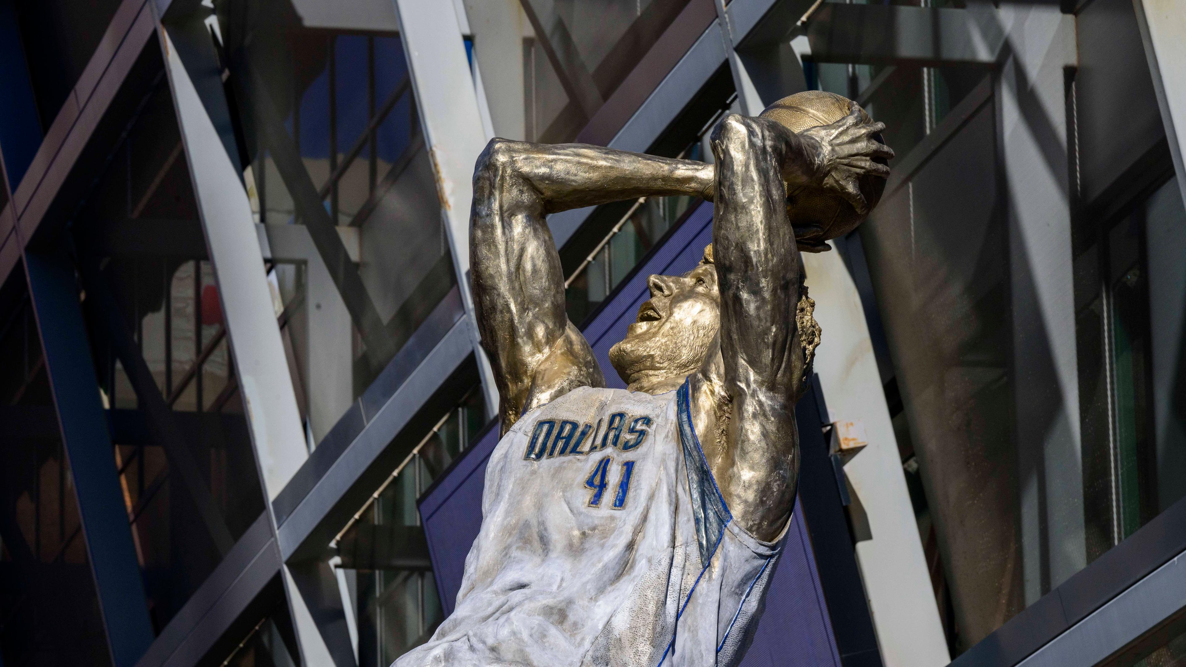 Die Nowitzki Statue wie er seinen berühmten Fadeaway-Wurf ausübt, vor dem Heimstadion der Mavericks