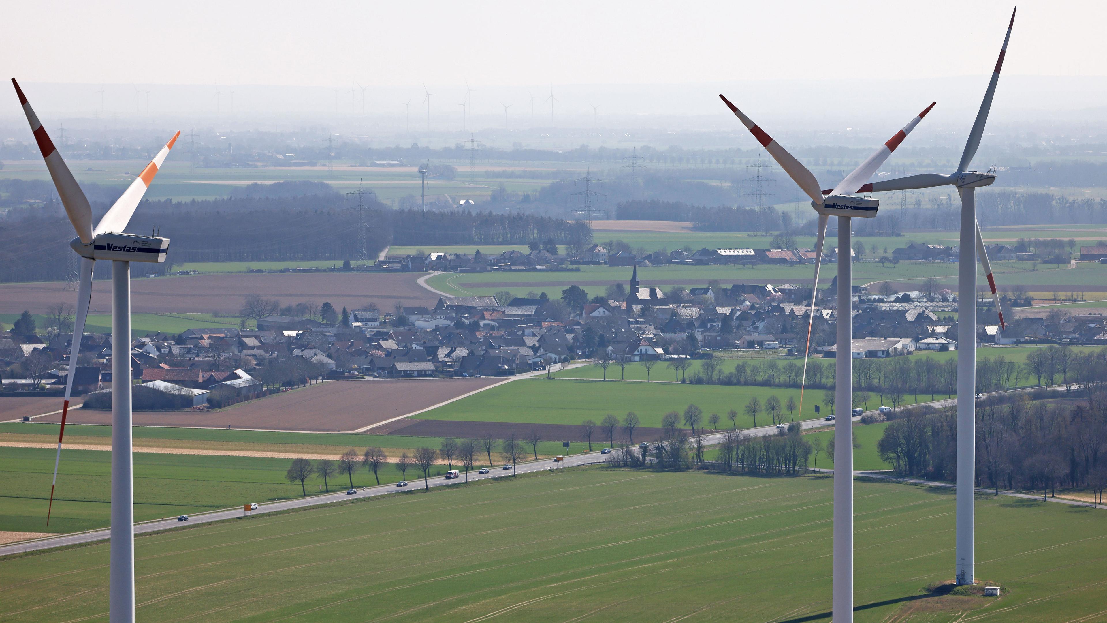 Windräder des Landesverbandes Erneuerbare Energien NRW drehen sich im Windpark Heinsberg-Straeten.