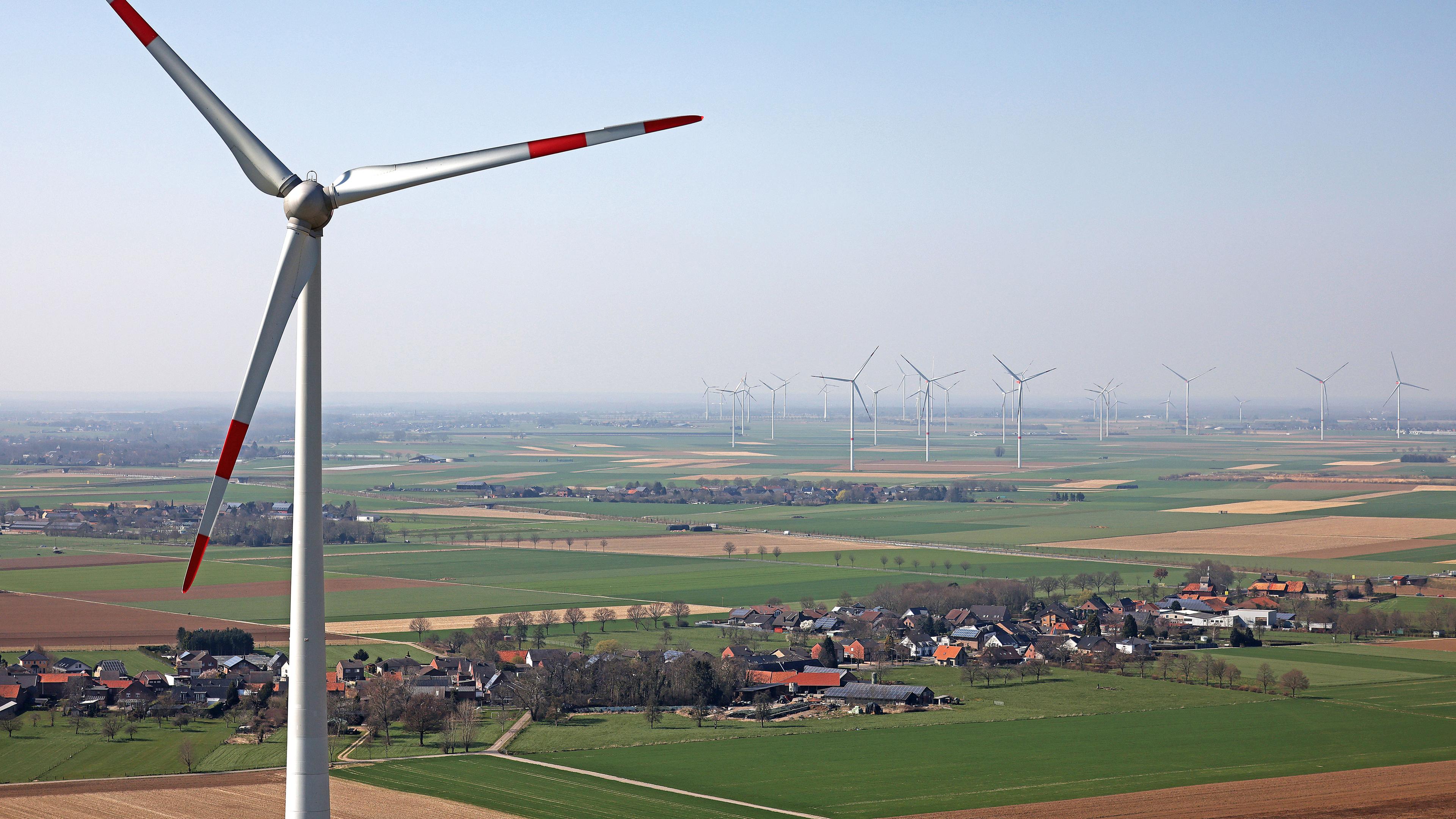 Nordrhein-Westfalen, Heinsberg: Windräder einer Windenergieanlage des Landesverbandes Erneuerbare Energien NRW (LEE NRW) drehen sich im Windpark Heinsberg-Straeten.