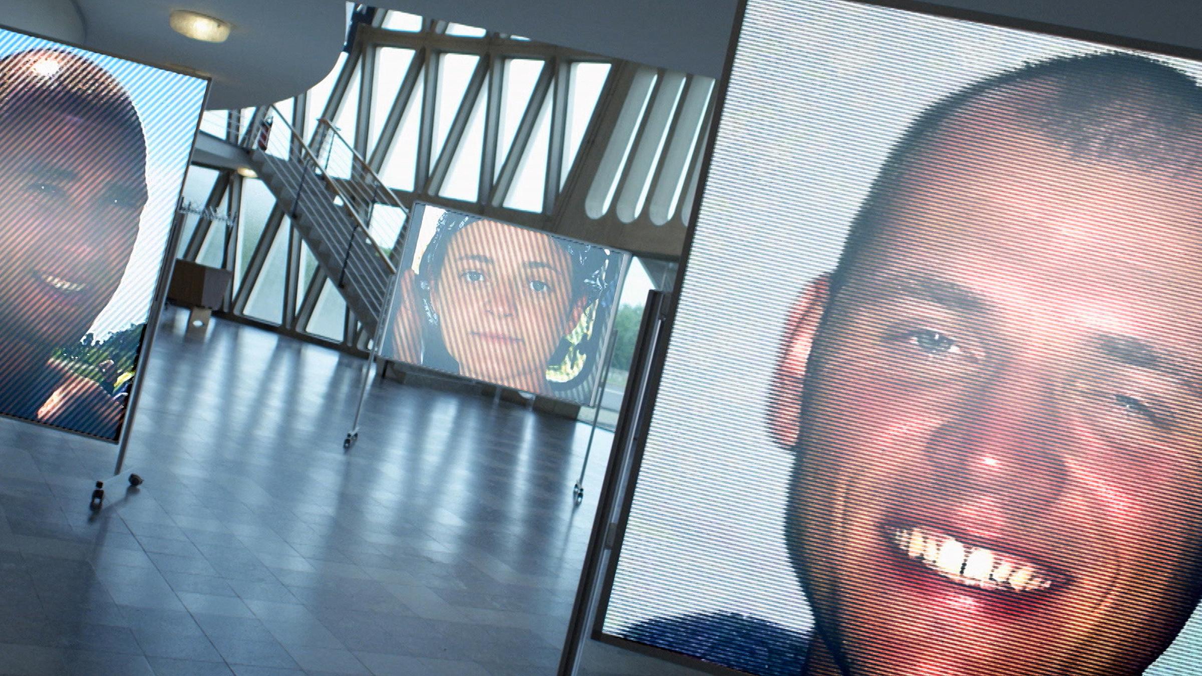  "ZDFzoom: Auf der Spur des rechten Terrors - Die sieben Geheimnisse des NSU": Bilder von Mundlos, Böhnhardt und Zschäpe auf Stellwänden.