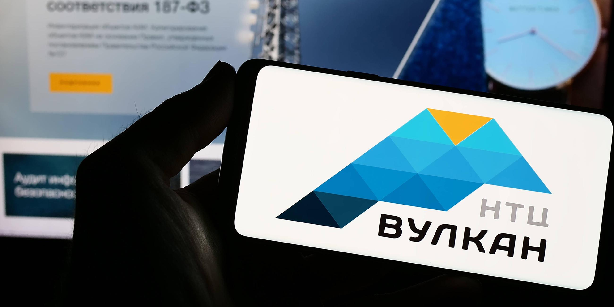 Mobiltelefon mit Logo des russischen Informationstechnologieunternehmens NTC Vulkan auf dem Bildschirm.