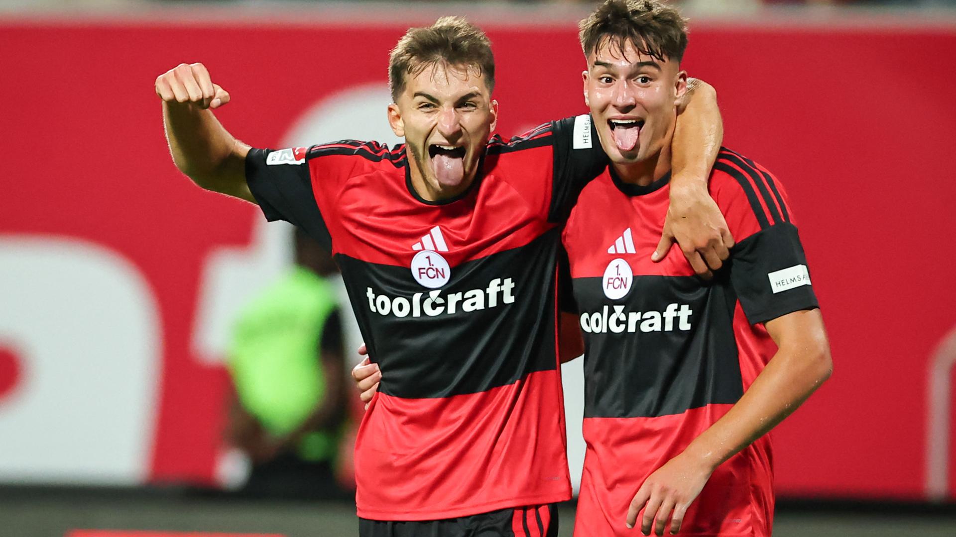 Adam Markhiyev (l, 1. FC Nürnberg) jubelt. 