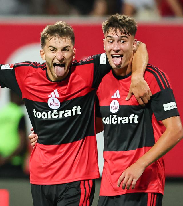 Adam Markhiyev (l, 1. FC Nürnberg) jubelt. 