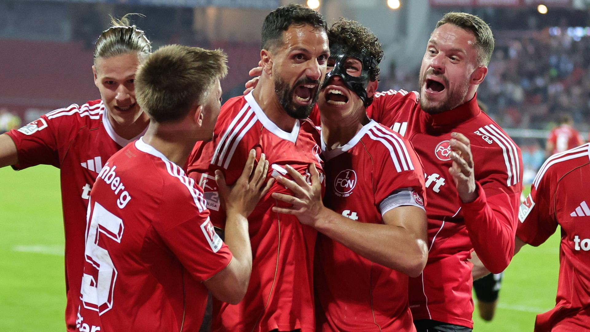1. FC Nürnberg - VfL Bochum: Adriano Grimaldi (Mitte) wird von Mitspielern für sein Tor zum 2:1 gefeiert.