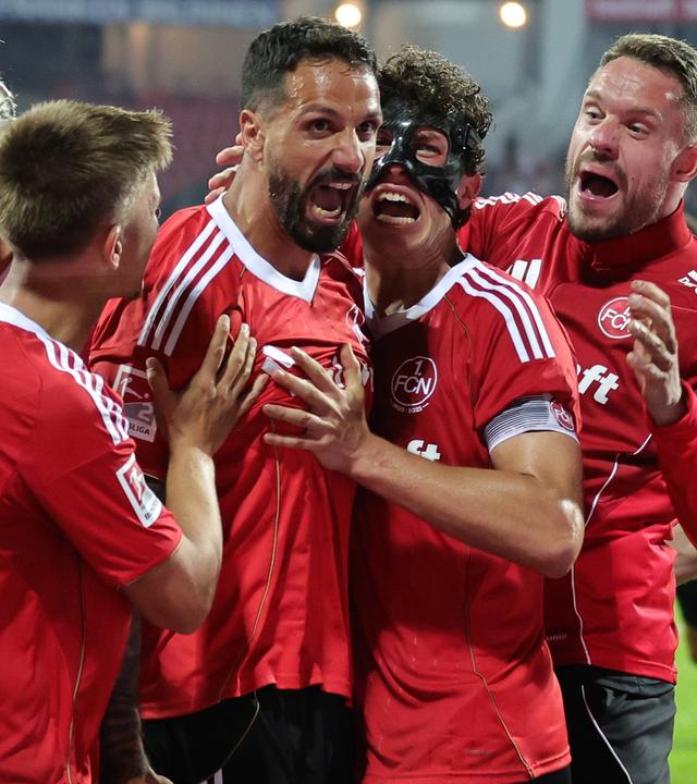 1. FC Nürnberg - VfL Bochum: Adriano Grimaldi (Mitte) wird von Mitspielern für sein Tor zum 2:1 gefeiert.