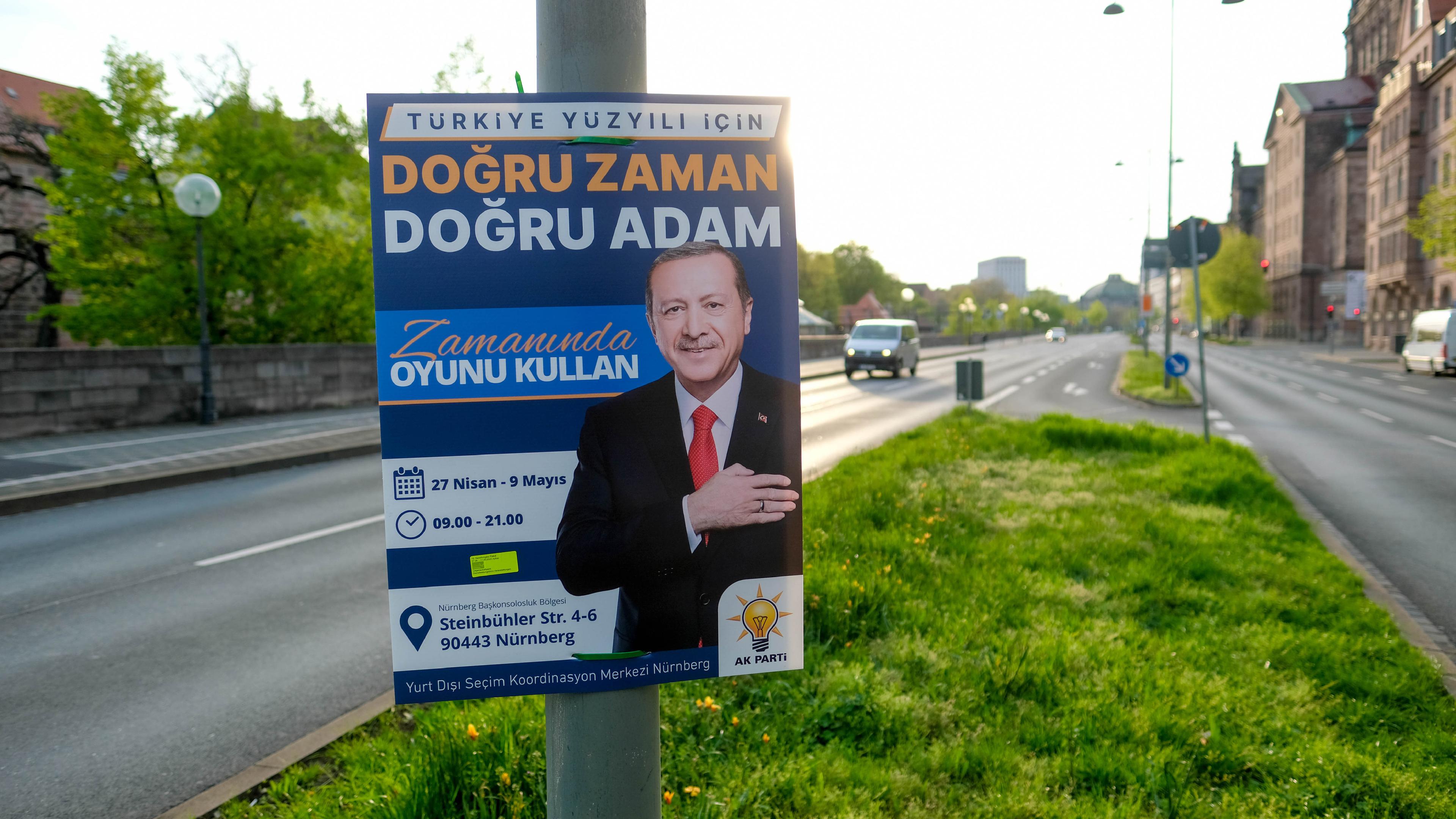 Bayern, Nürnberg: Plakate für die Präsidentenwahl in der Türkei hängen am Frauentorgraben.