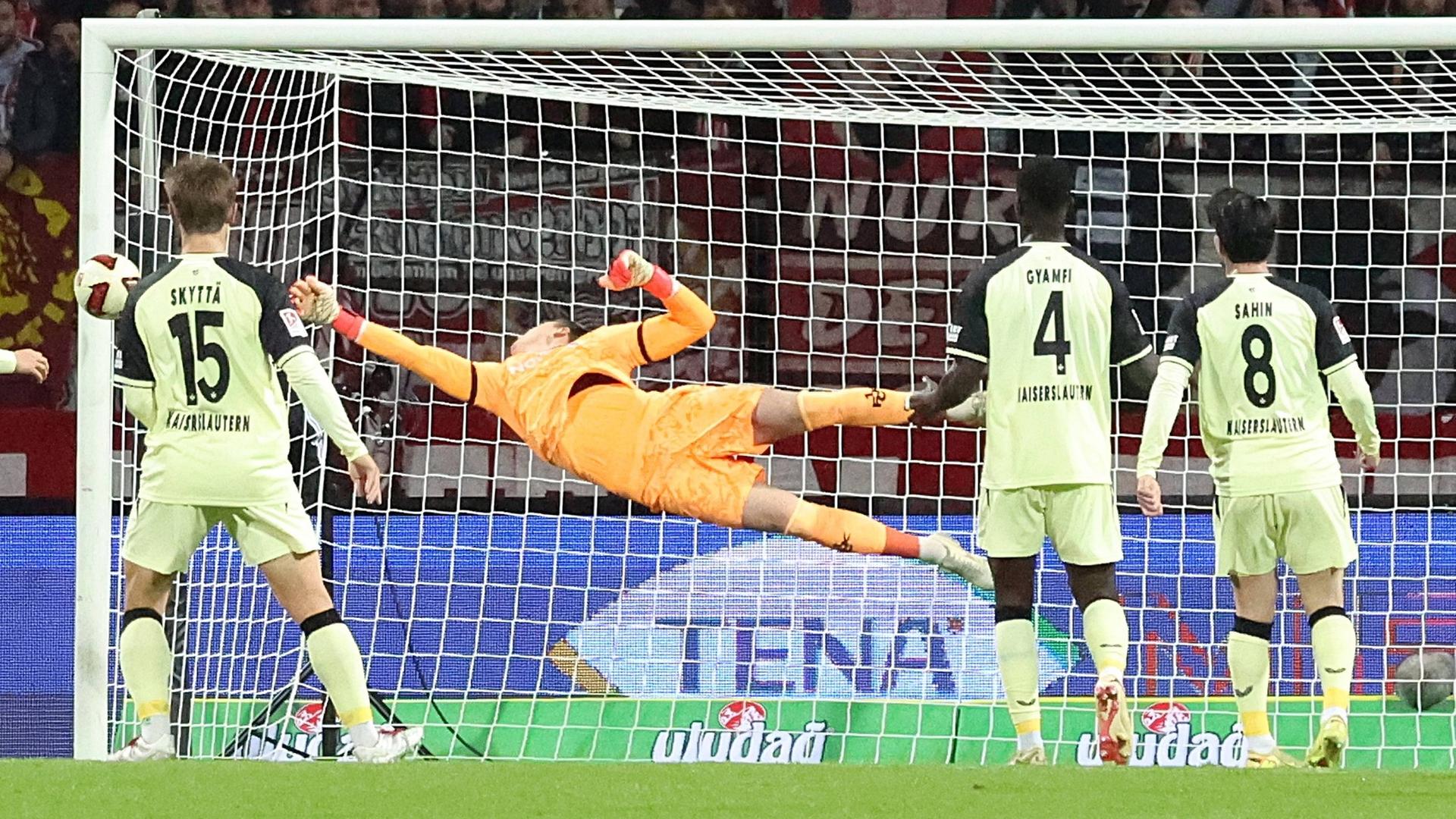 Schuss von Rayan Ghrieb (1. FC Nürnberg) – Julian Krahl (1. FC Kaiserslautern) pariert. 