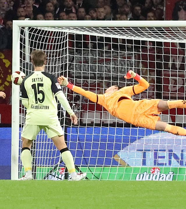Schuss von Rayan Ghrieb (1. FC Nürnberg) – Julian Krahl (1. FC Kaiserslautern) pariert. 