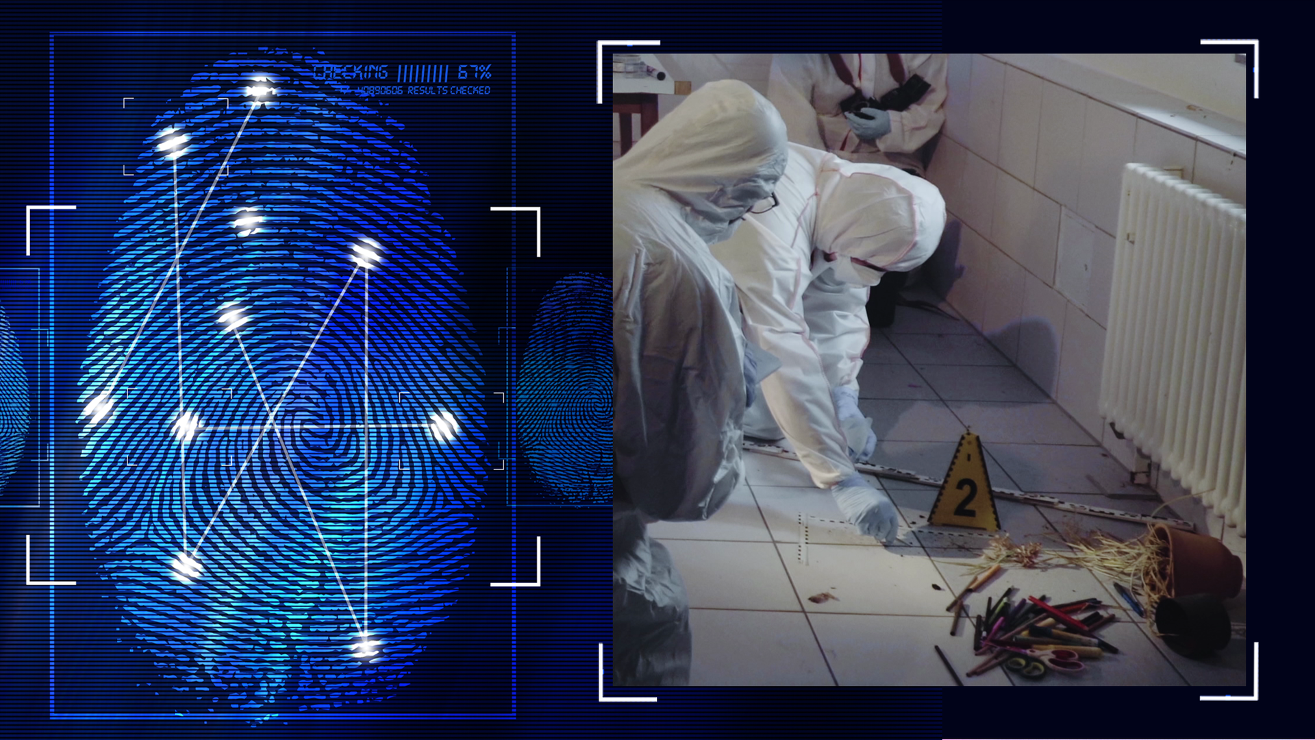 Zwei Personen der Spurensicherung in weißen Einmalanzügen und mit blauen Latexhandschuhen sichern Spuren in einem gekachelten Raum am Boden. Ein gelbschwarzes dreieckiges Aufstellschild mit der schwarzen Ziffer 2 steht im Hintergrund. Rechts im Bild ein Heizkörper. Am Boden Stifte. Links daneben: Lichtschematische Darstellung eines Fingerabdrucks.