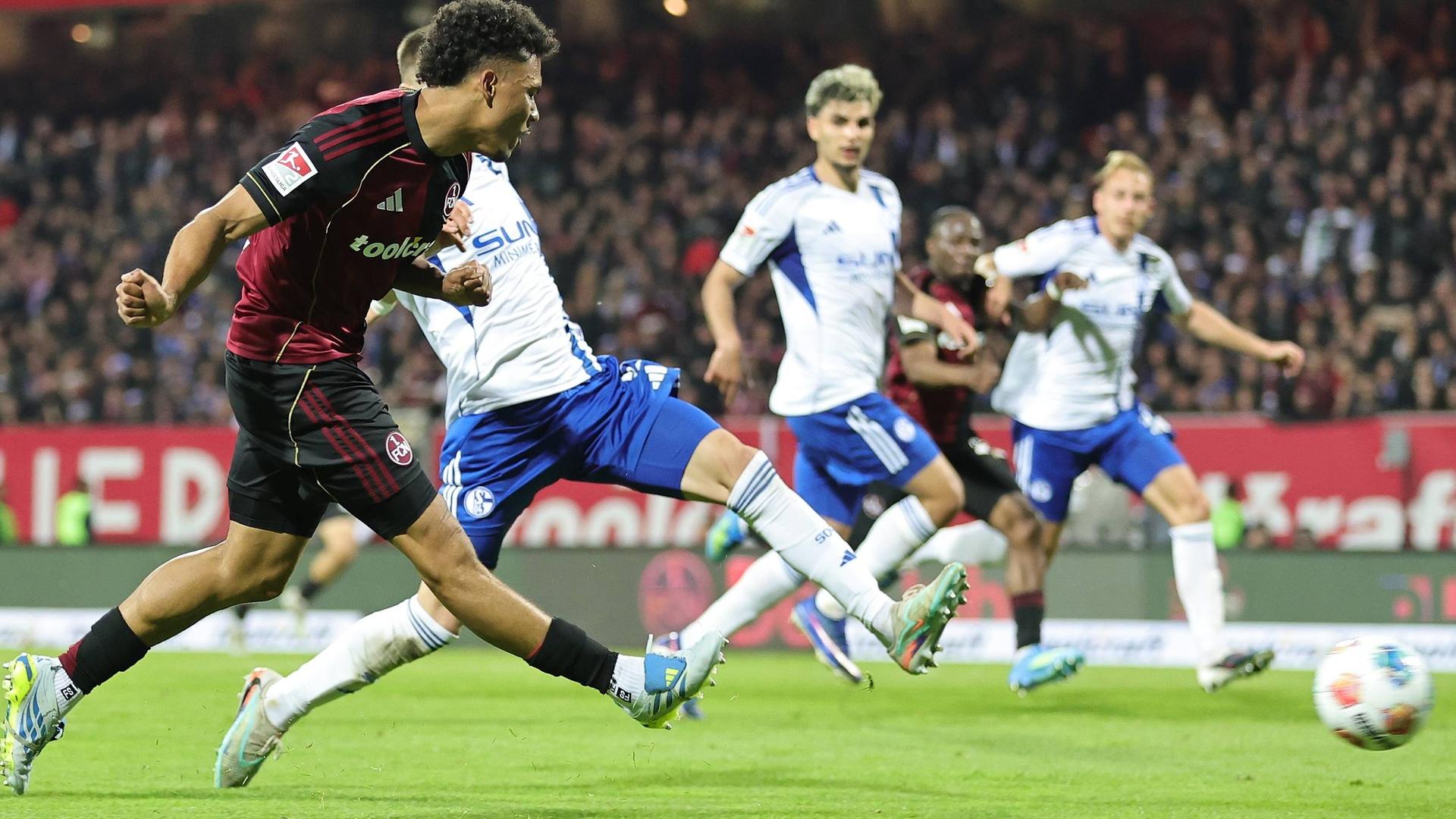 Nürnbergs Außenverteidiger Henri Koudossou schießt kurz vor der Pause den Ball in die kurze Ecke und erhöht damit auf 2:0