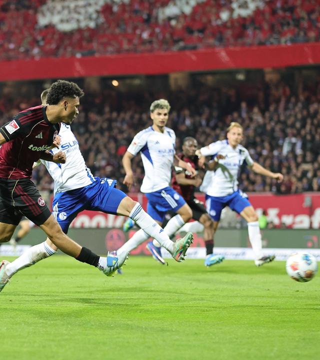 Nürnbergs Außenverteidiger Henri Koudossou schießt kurz vor der Pause den Ball in die kurze Ecke und erhöht damit auf 2:0
