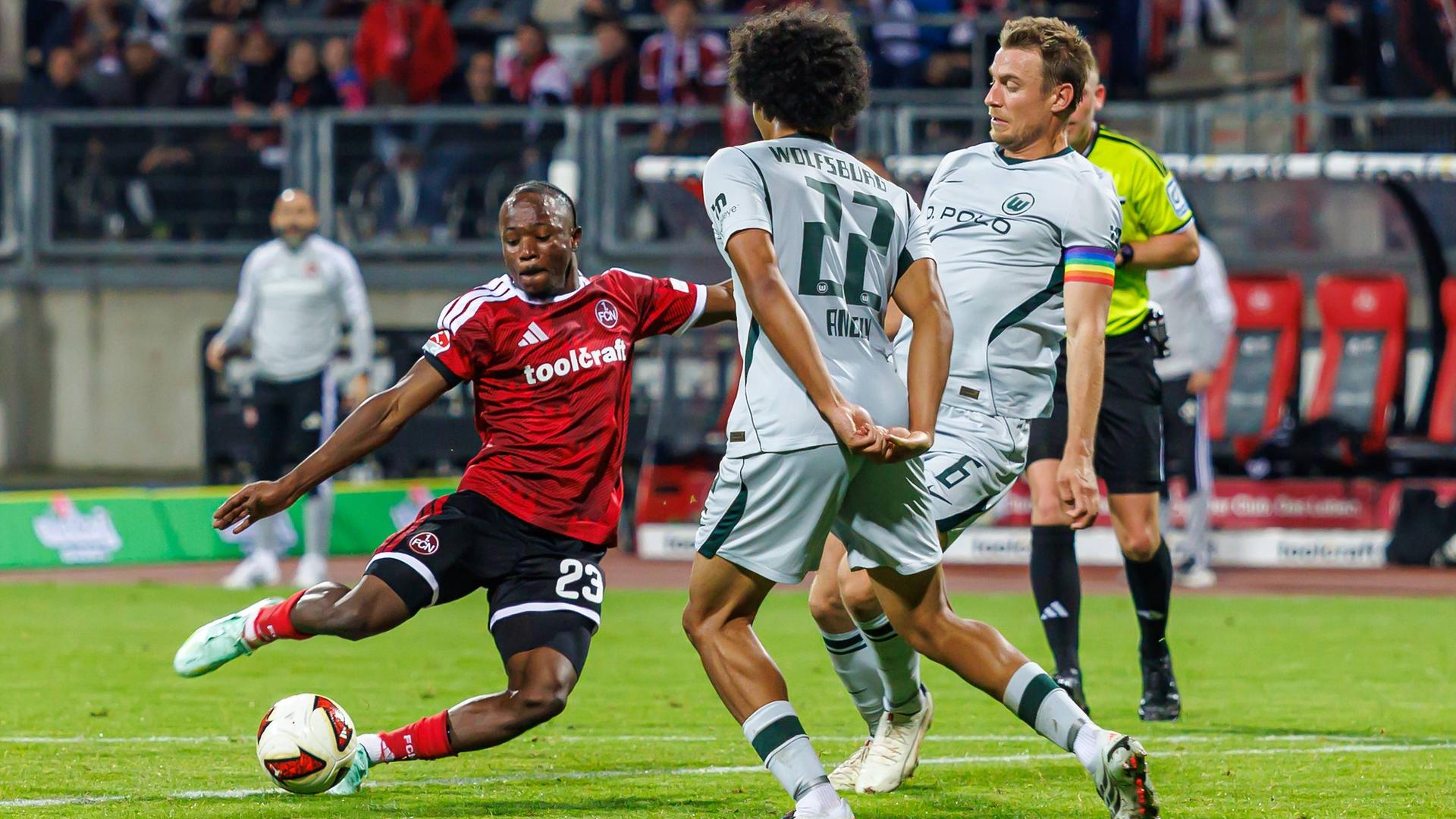 Der Nürnberger Stürmer Mohamed Ali Zoma kommt in der Partie gegen den VfL Wolfsburg zum Torschuss