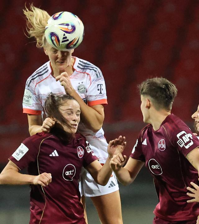 Stine Ballisager und Sanja Homann im Kopfballduell