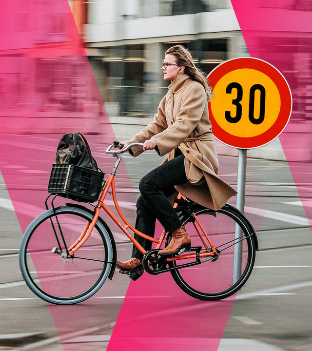 Frau radelt in der Stadt Helsinki, gelbes Nummernschild mit Tempo 30