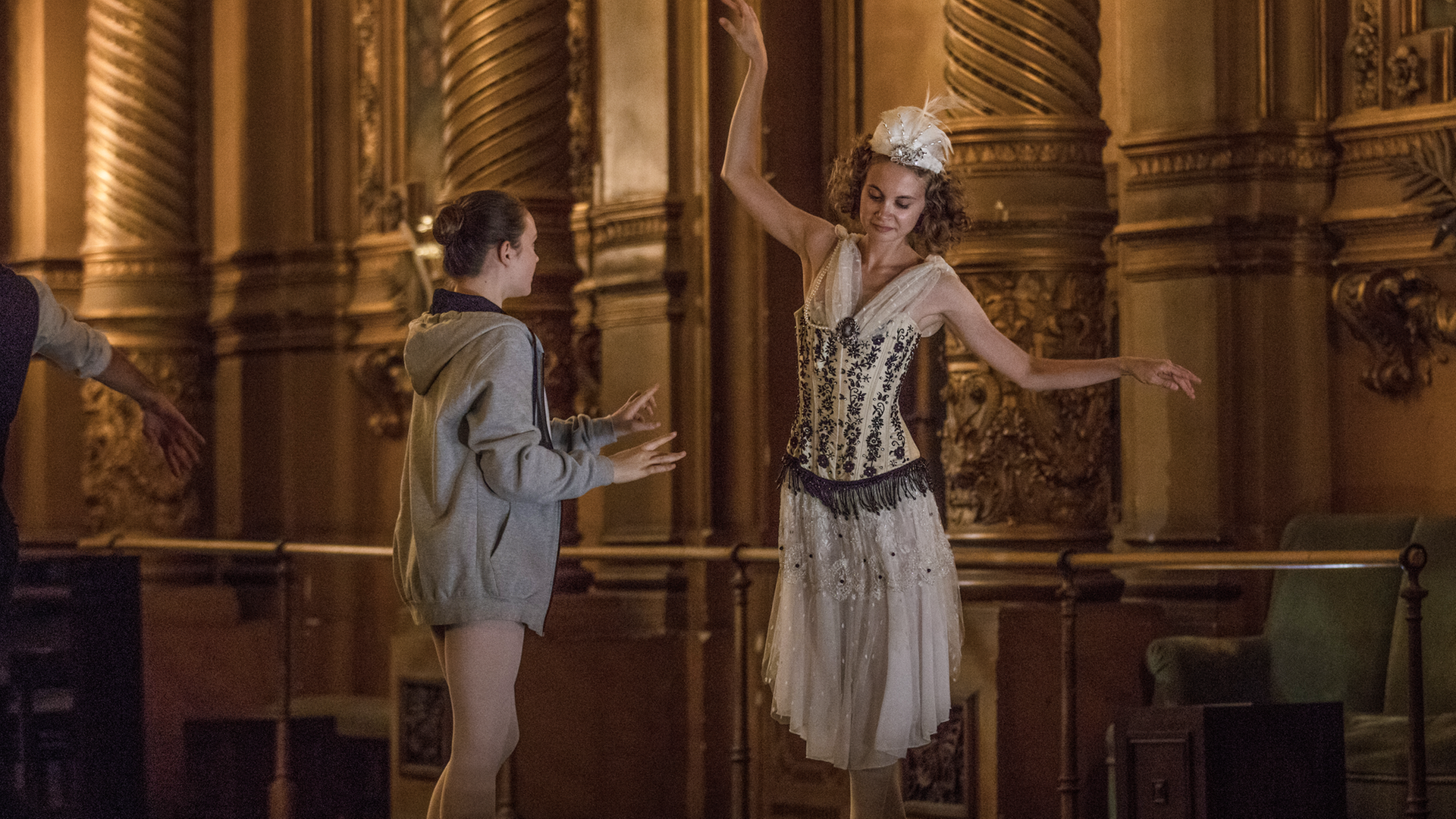 Romy (links) probt mit der berühmten Tänzerin Anna Pavlova (rechts), die sie mit Hilfe von Lenas Zeitmesser zu sich in die Gegenwart geholt hat, Tanzschritte ein.