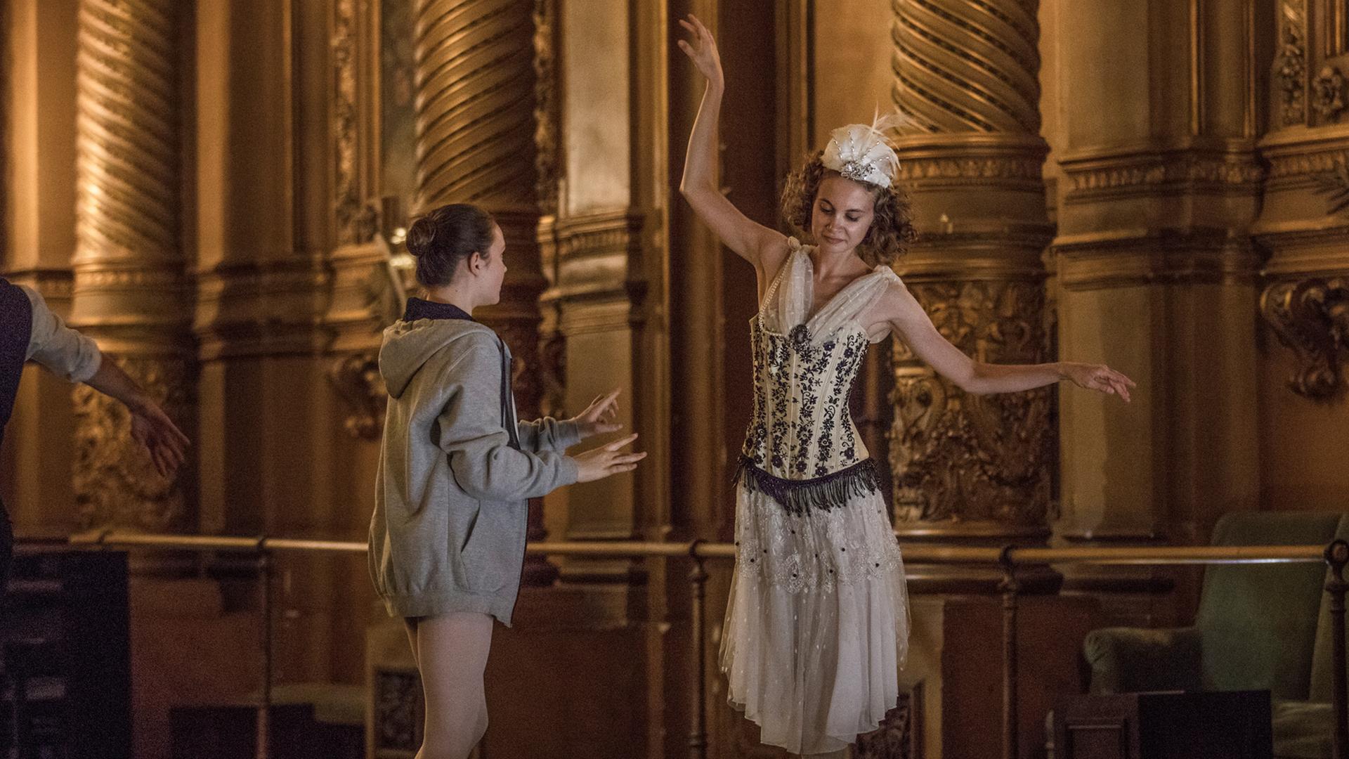 Romy probt mit der berühmten Tänzerin Anna Pavlova, die sie mithilfe von Lenas Zeitmesser zu sich in die Gegenwart geholt hat, Tanzschritte ein.