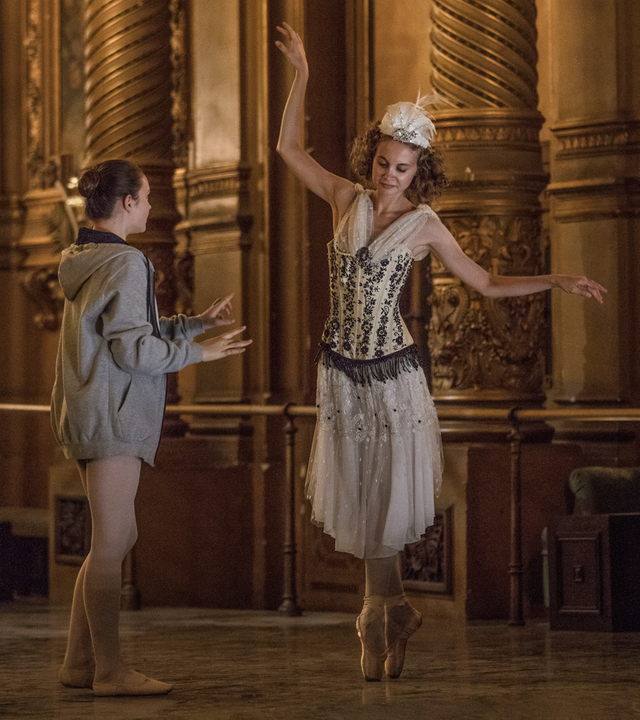 Romy (links) probt mit der berühmten Tänzerin Anna Pavlova (rechts), die sie mithilfe von Lenas Zeitmesser zu sich in die Gegenwart geholt hat, Tanzschritte ein.