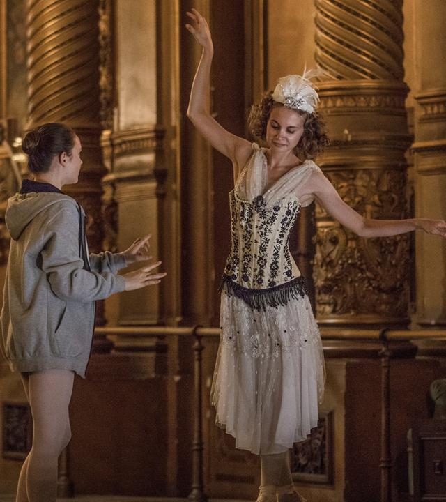Romy probt mit der berühmten Tänzerin Anna Pavlova, die sie mithilfe von Lenas Zeitmesser zu sich in die Gegenwart geholt hat, Tanzschritte ein.