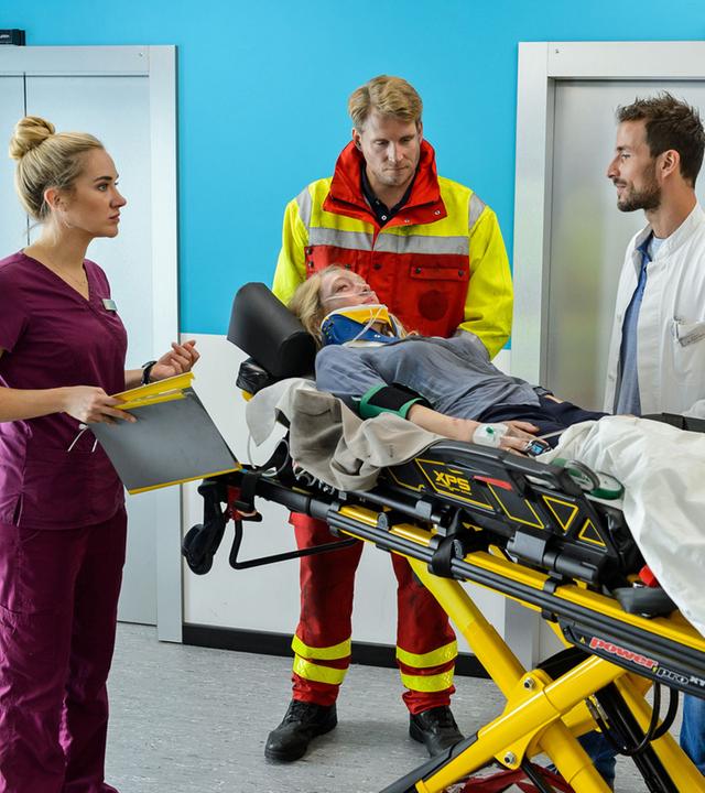 "Bettys Diagnose - Nur ein Spiel": Betty Weiss (Annina Hellenthal)nimmt von den Sanitätern Oliver Weiss (Alexander Koll) und Jens Liebertz (Florian Jahr) mit Dr. Frank Stern (Max Alberti) die verletzte Patientin Anne Bechstein (Katharina Heyer) in Empfang.