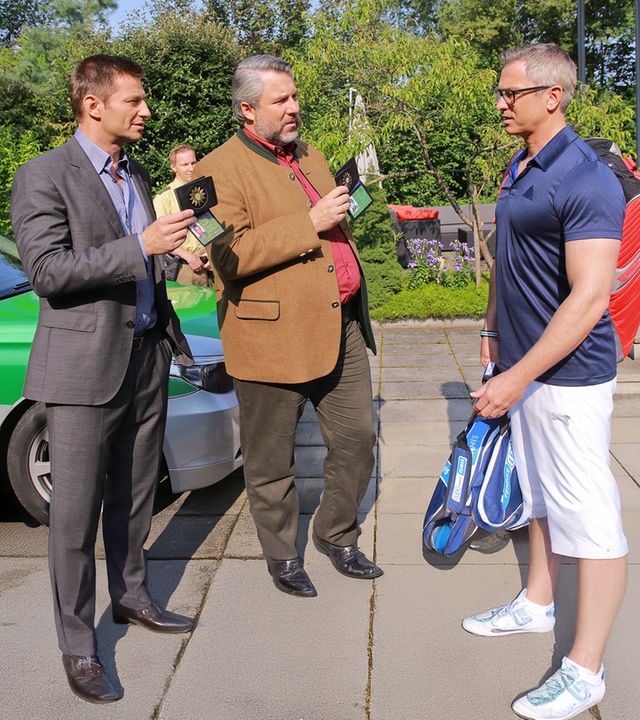 "Die Rosenheim-Cops - Nur Hansen war Zeuge": Vor dem Haus stehen am Polizeiwagen die Kommissare Hansen (Igor Jeftić), Stadler (Dieter Fischer) und Gerald Trettinger (Manou Lubowski).