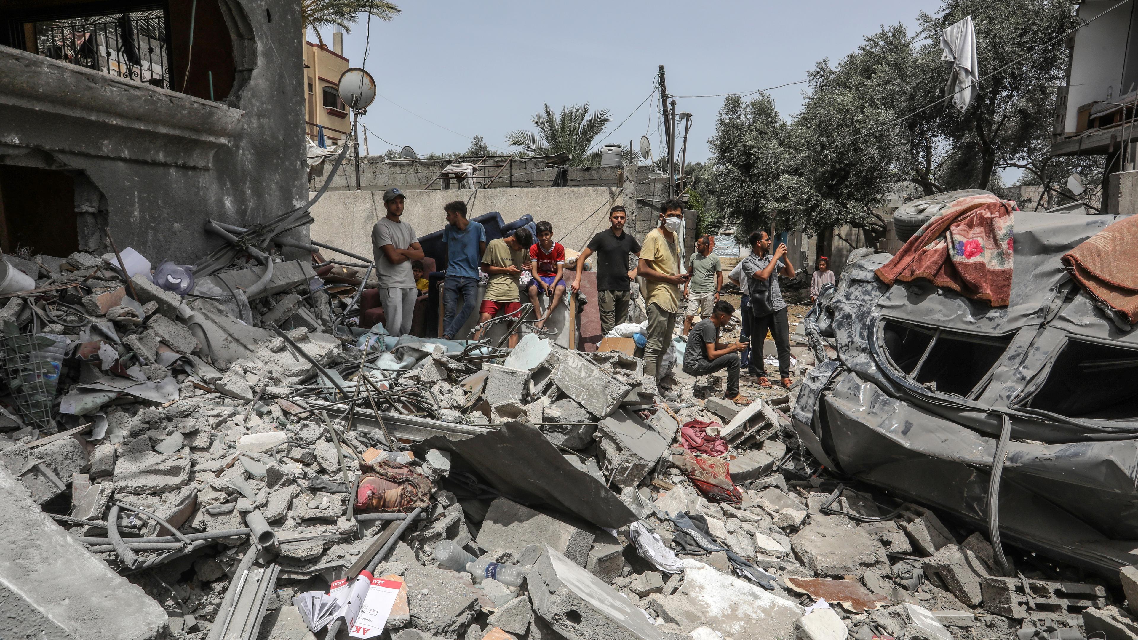 Palästinenser inspizieren ihre zerstörten Häuser nach einem israelischen Luftangriff auf das Lager Nuseirat
