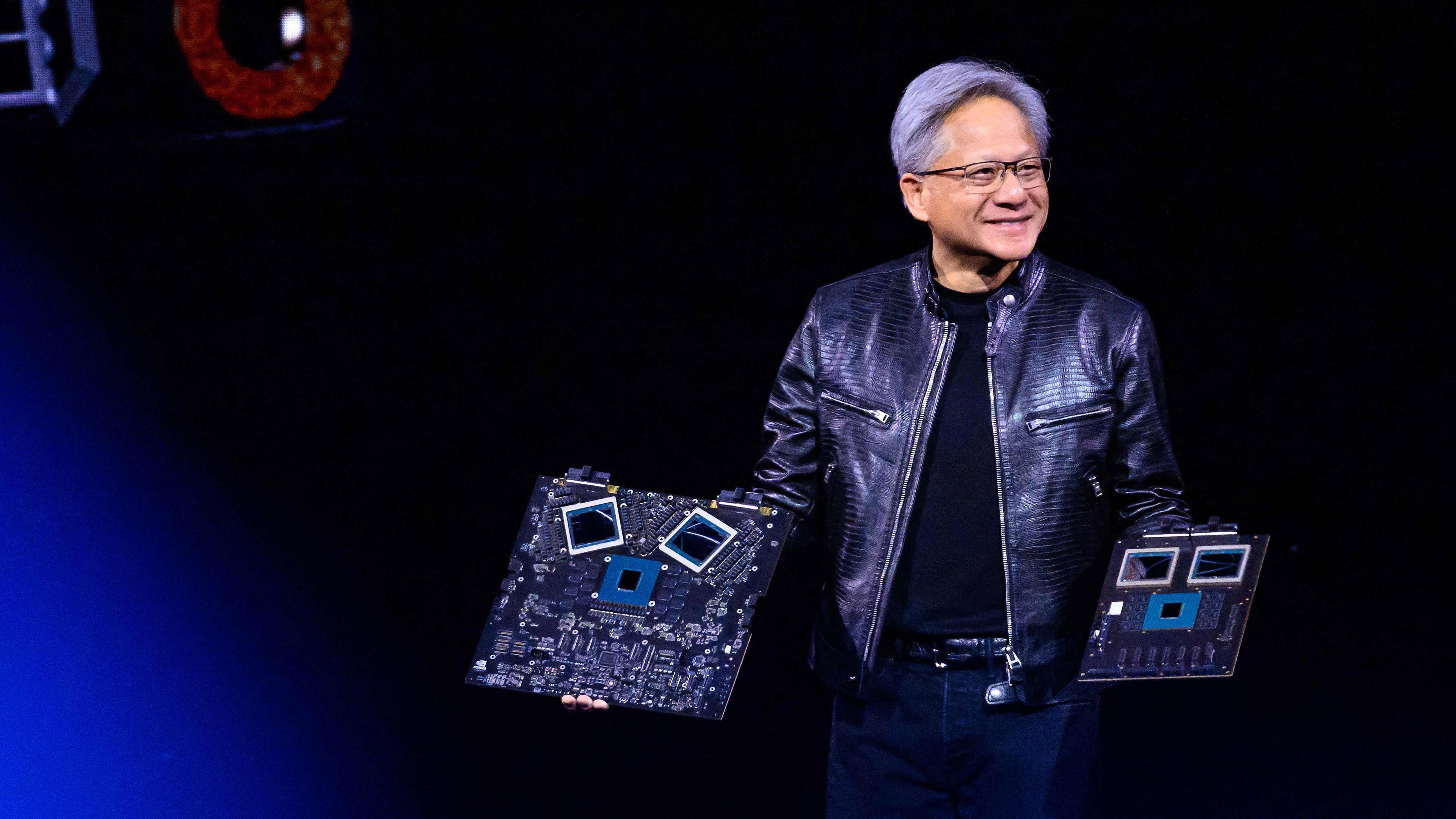 NVIDIA's CEO Jensen Huang zeigt Produkte auf der Bühne während der jährlichen Nvidia GTC Artificial Intelligence Conference im SAP Center in San Jose, aufgenommen am 18.03.2024