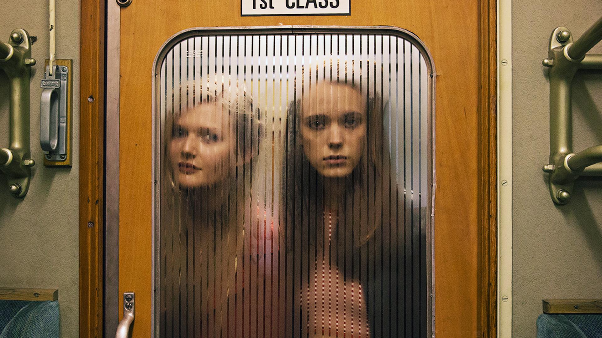 Joe (Stacy Martin, r.) wettet mit ihrer Schulfreundin B (Sophie Kennedy Clark, l.) wer während der Zugfahrt die größeren amourösen Chancen hat.