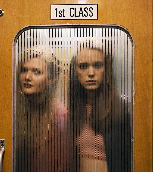 Joe (Stacy Martin, r.) wettet mit ihrer Schulfreundin B (Sophie Kennedy Clark, l.) wer während der Zugfahrt die größeren amourösen Chancen hat.