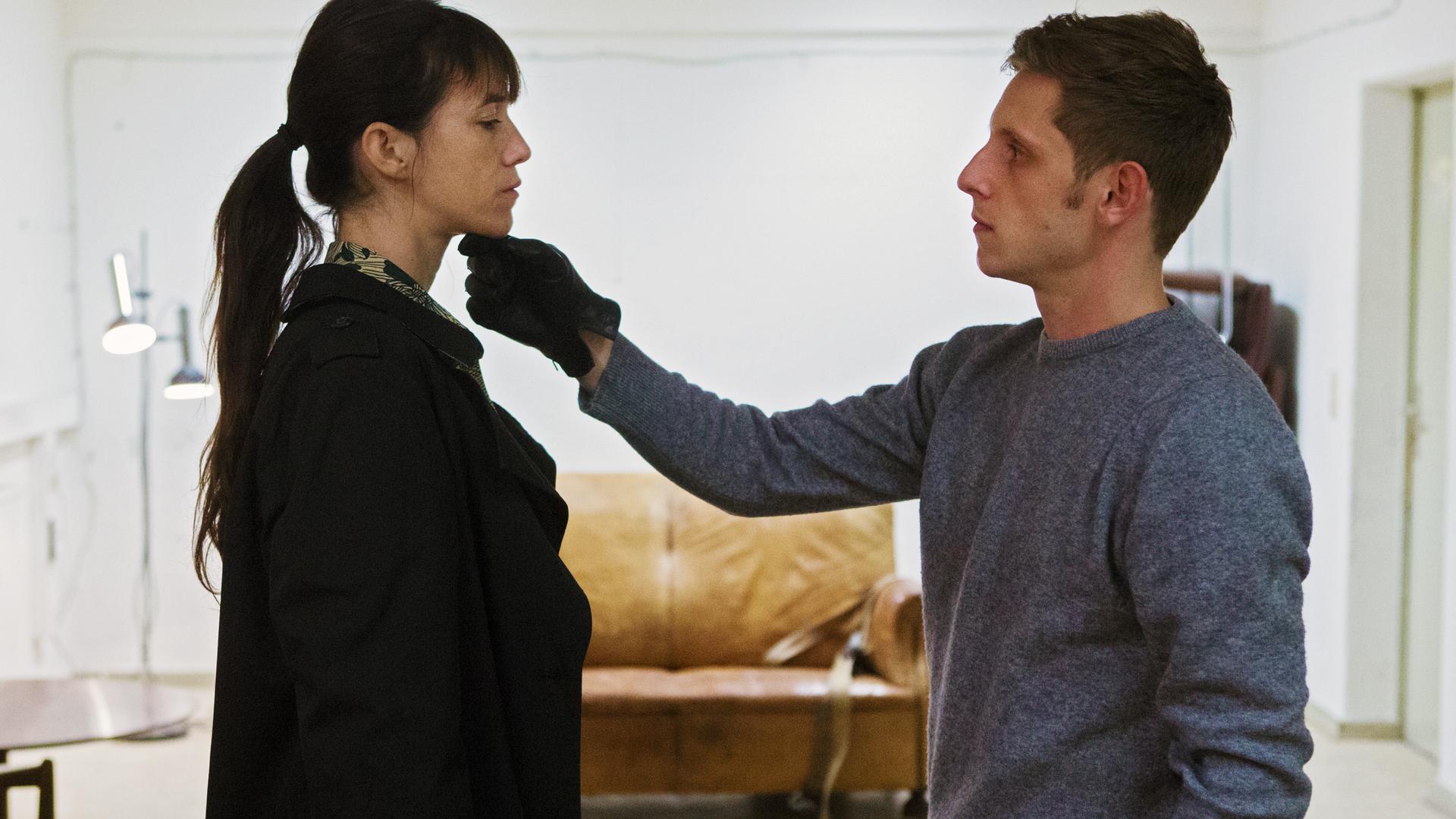 Joe (Charlotte Gainsbourg), die in ihrer Beziehung nicht mehr glücklich ist, sucht Befriedigung bei dem Sadisten K (Jamie Bell).