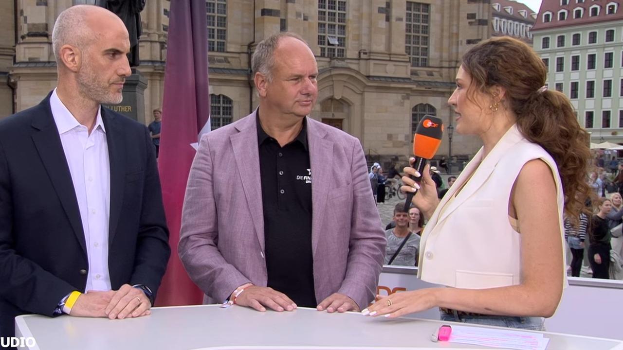 Dirk Hilbert, OB Dresden, und Belit Onay, OB Hannover, im ZDF-Interview am Ende der Finals in Dresden