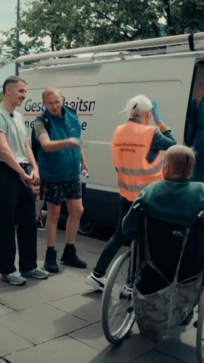 Der Obdachlose Peppi wird am Gesundheitsbus Hamburg behandelt