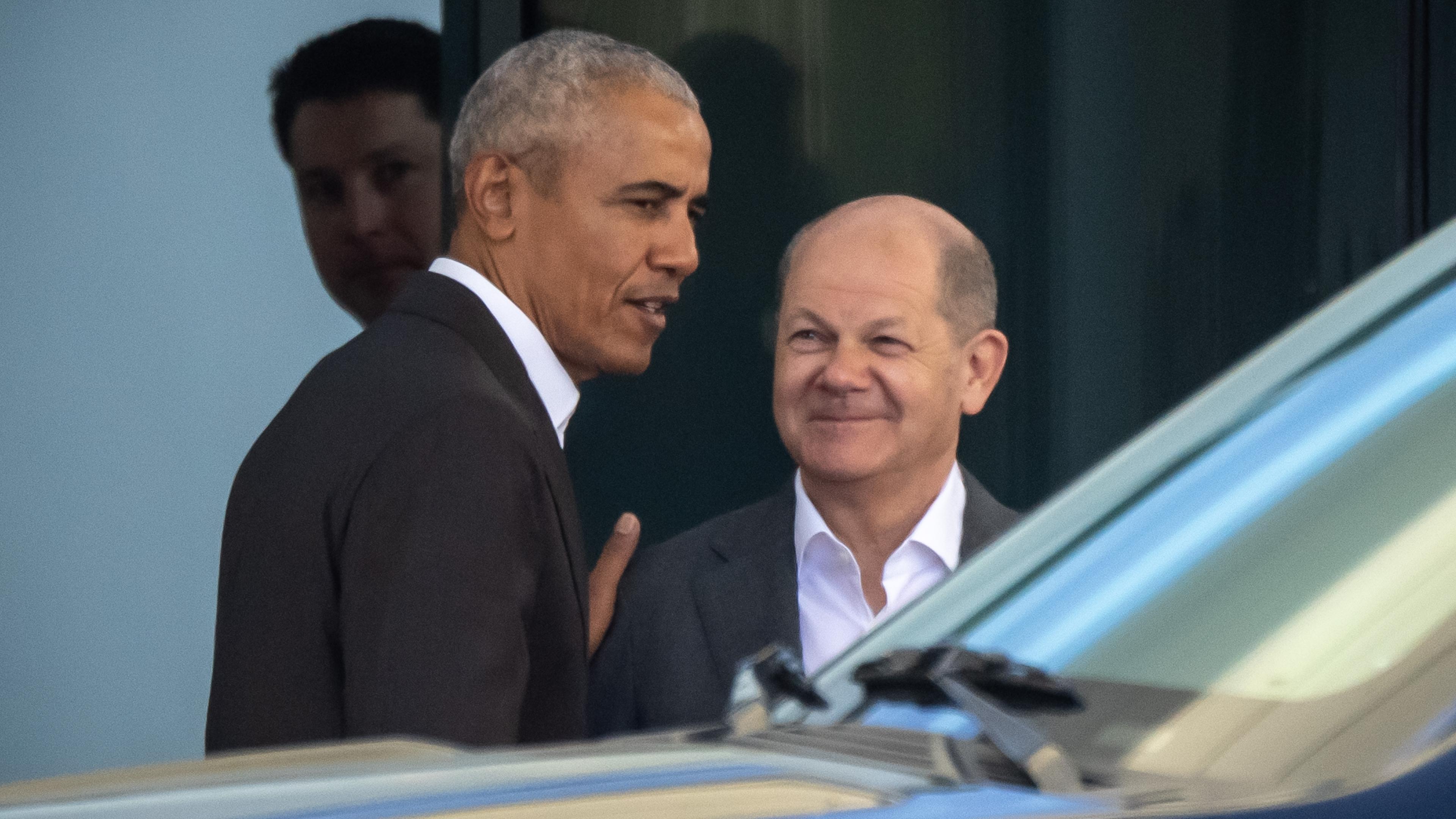Barack Obama trifft sich mit Kanzler Olaf Scholz in Berlin.
