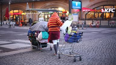 Archiv: Eine Obdachlose Frau schiebt im Bezirk Mitte auf dem Alexanderplatz bei einbrechender Dämmerung ihre Habe in zwei Einkaufswagen über den Platz, aufgenommen am 24.03.2019 in Berlin.
