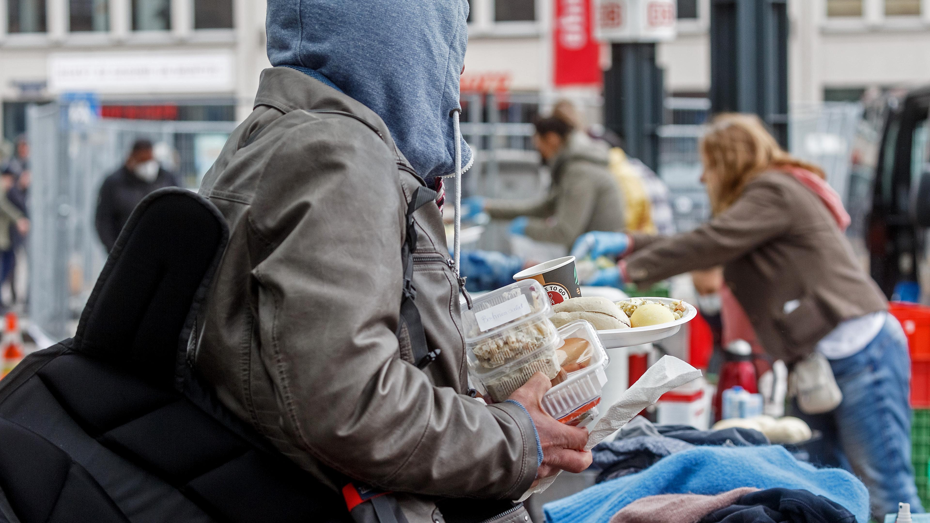 Essens- und Kleidungsausgabe an Obdachlose in Hamburg