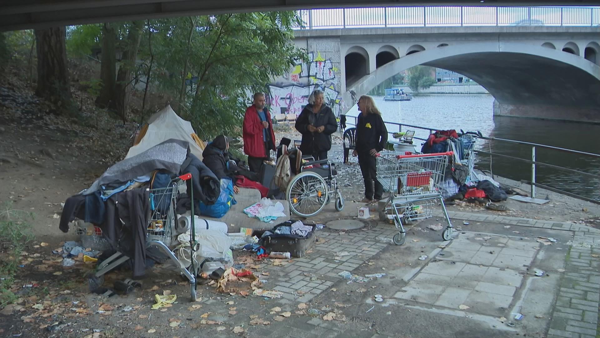 Zelte und Einkaufswagen von Obdachlosen an Spreeufer in Berlin