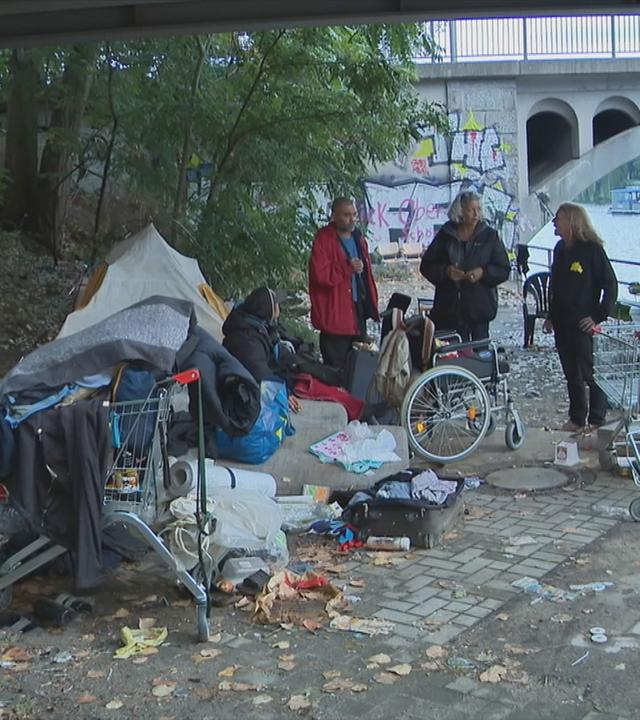 Zelte und Einkaufswagen von Obdachlosen an Spreeufer in Berlin