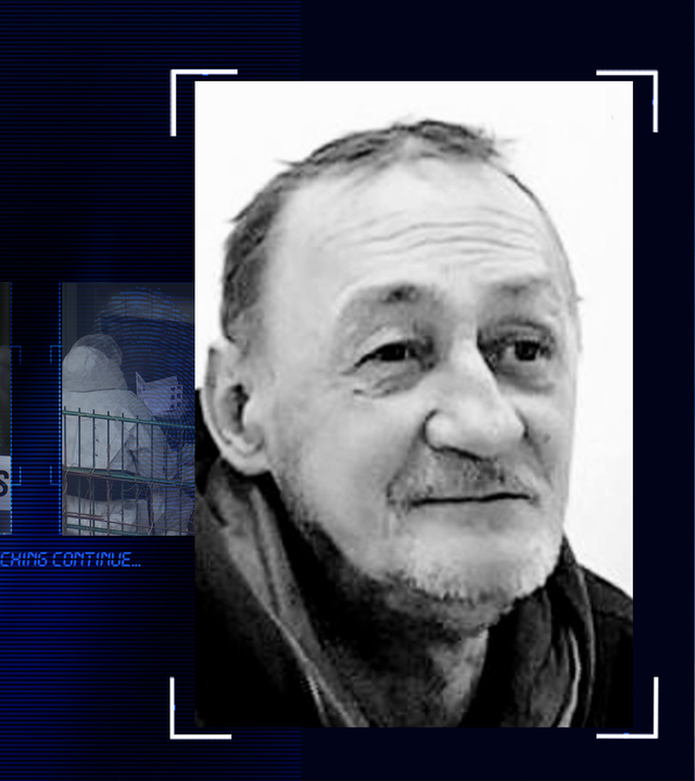 Schwarzweiß-Portrait-Foto eines Mannes (ca. Mitte 40). Im Anschnitt ist zu erkennen, dass er einen Kaputzenpulli trägt. Der Bild-Hintergrund ist weiß. Links daneben: Lichtschematische Darstellung eines Fingerabdrucks.