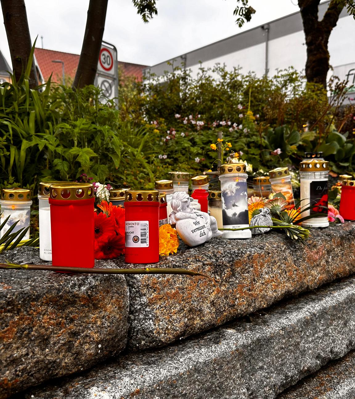 Blumen und Kerzen im Allgäu nach Tod eines Obdachlosen