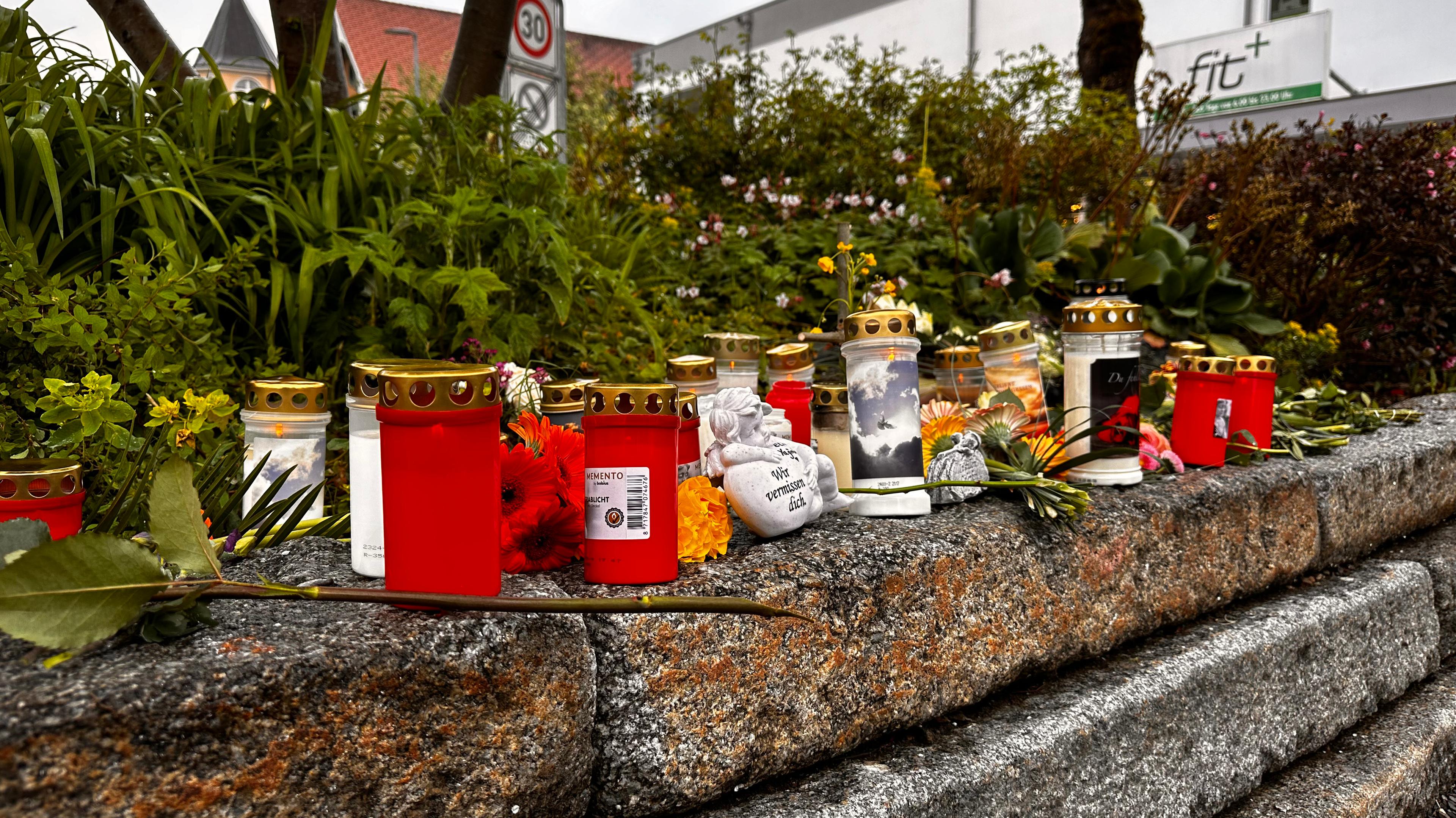 Blumen und Kerzen im Allgäu nach Tod eines Obdachlosen