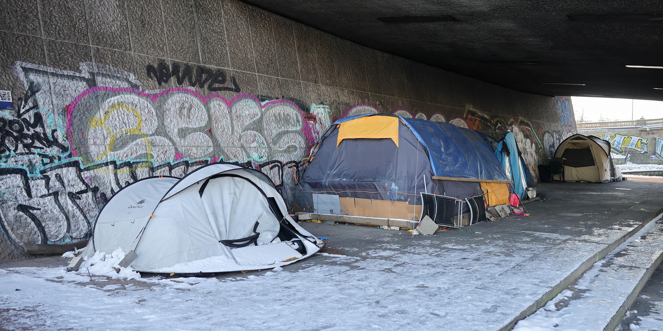 Zelte von Obdachlosen stehen unter der Kennedybrücke an der Außenalster, aufgenommen am 09.01.2024
