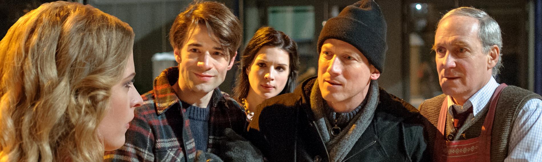 Pfarrer Gregor (Wotan Wilke Möhring, 2.v.r.) rutscht ausgerechnet kurz vor seiner ersten Weihnachts-Predigt im Schnee aus - und das vor dem Haus von Miriam (Diana Amft, l.), die er am Morgen beim Baumkauf kennenlernte und gern wiedersehen wollte.