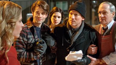 Pfarrer Gregor (Wotan Wilke Möhring, 2.v.r.) rutscht ausgerechnet kurz vor seiner ersten Weihnachts-Predigt im Schnee aus - und das vor dem Haus von Miriam (Diana Amft, l.), die er am Morgen beim Baumkauf kennenlernte und gern wiedersehen wollte.